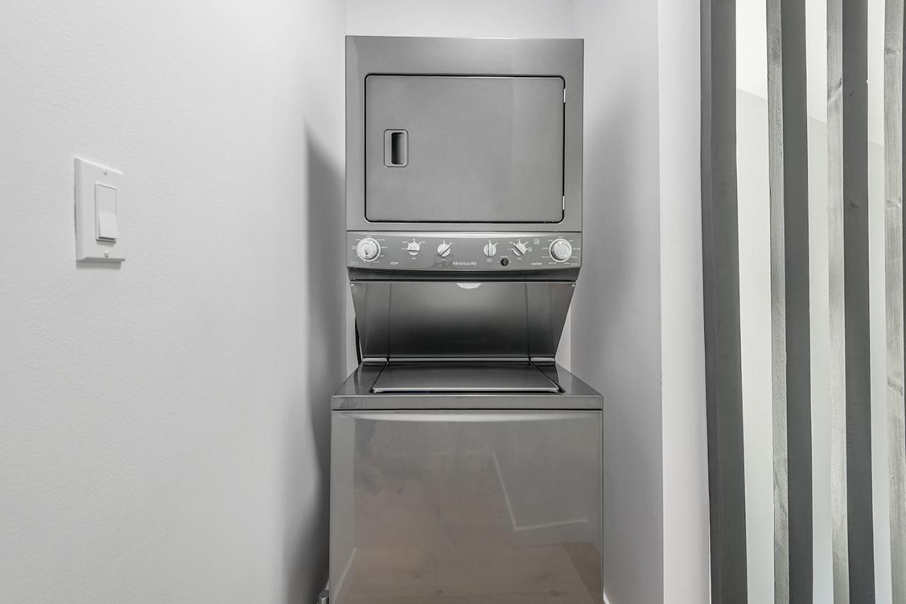 Free Parking Prime Location New Modern Condo 브로사르 외부 사진