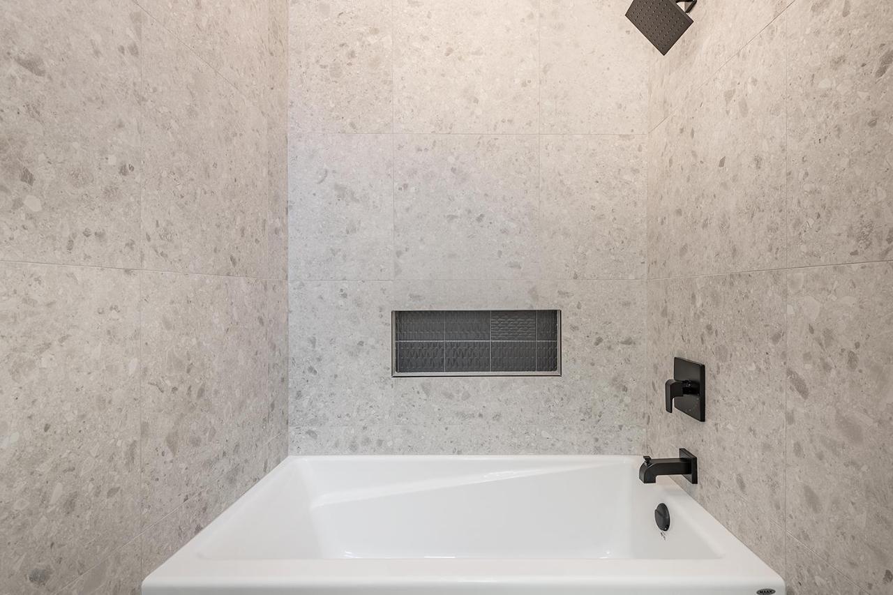 Free Parking Prime Location New Modern Condo 브로사르 외부 사진